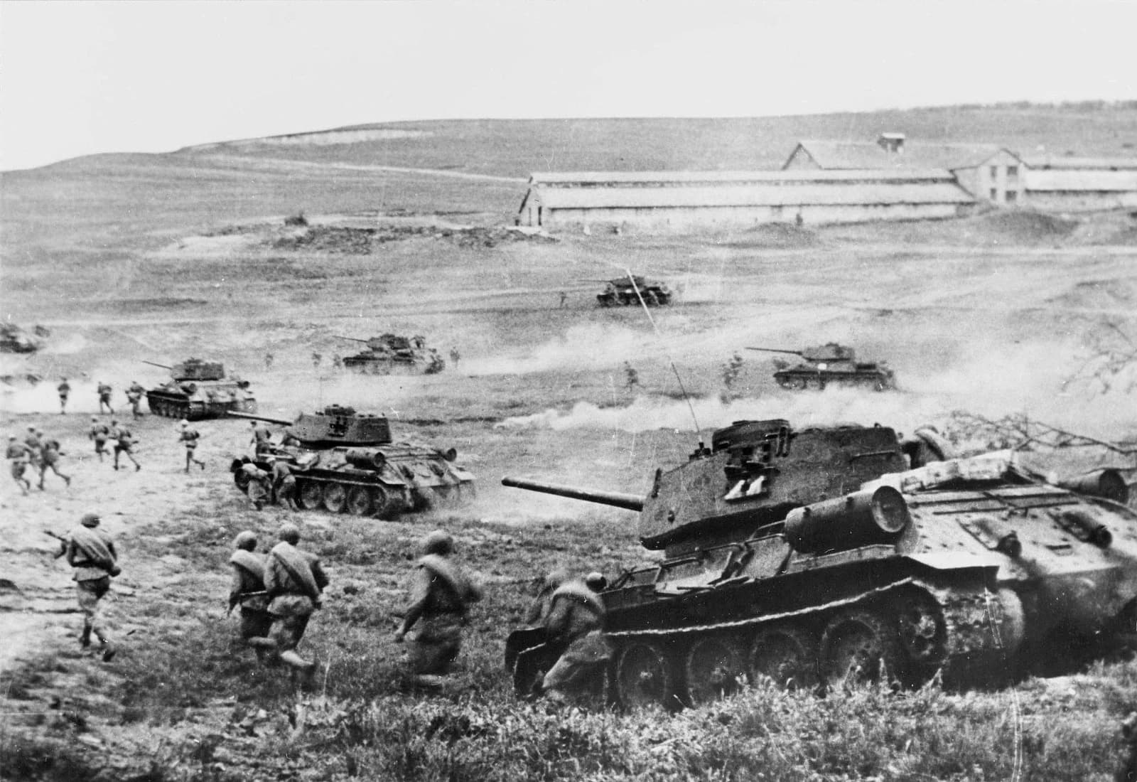 Танки Т-34 в атаке на Курской дуге, 1943