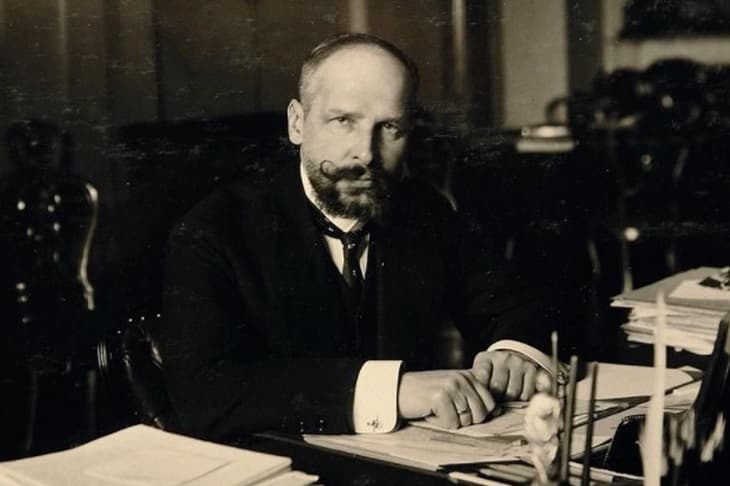 Пётр Аркадьевич Столыпин за рабочим столом