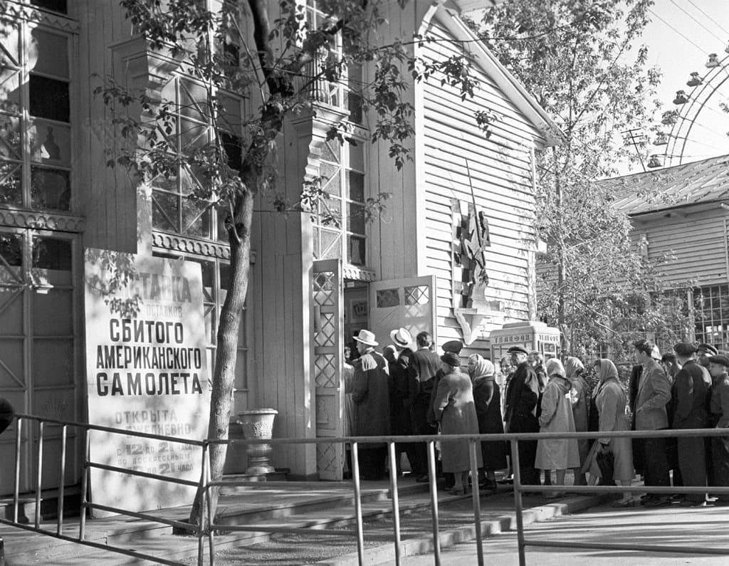 Обломки американского самолёта-разведчика U-2 на выставке в Москве, май 1960